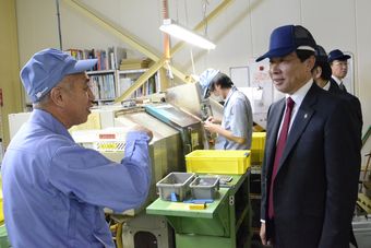 工場内を見学する市長