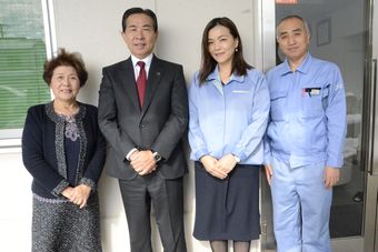 会長、市長、社長、工場長で記念写真