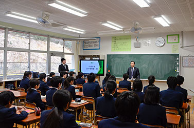 市長と生徒の質疑応答の様子の写真1