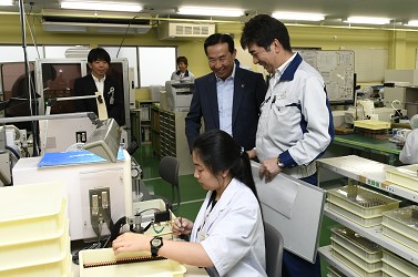 銅線の巻取り作業を見学している写真