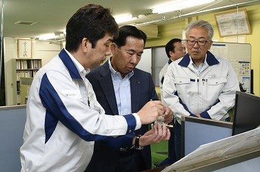 マイクロギアの説明を受けている写真