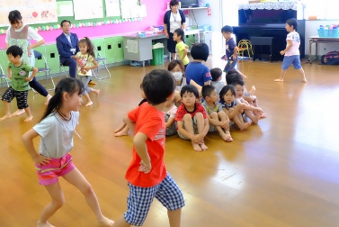 リトミックを披露する子どもたちの写真