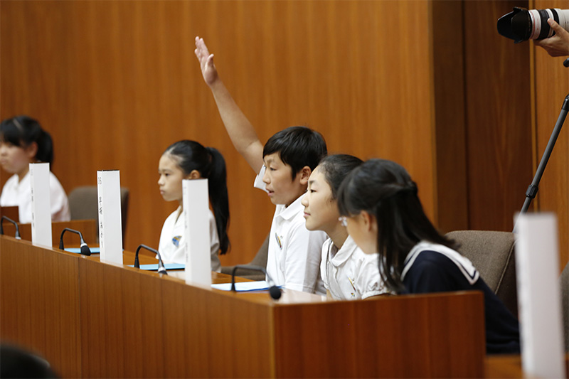 子ども議員一般質問している