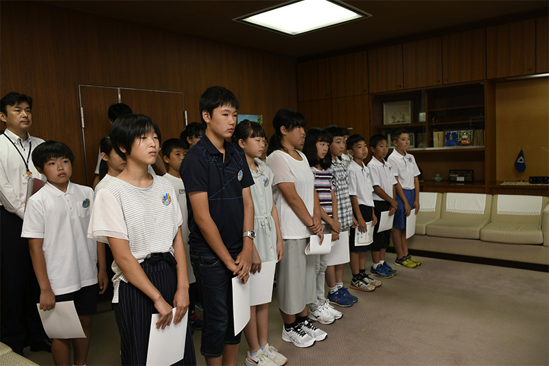 子ども議員の任命式の様子