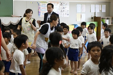 子どもたちとダンスをしている写真