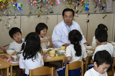 給食を食べている写真