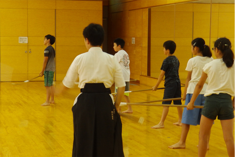 なぎなたを体験する子どもたち