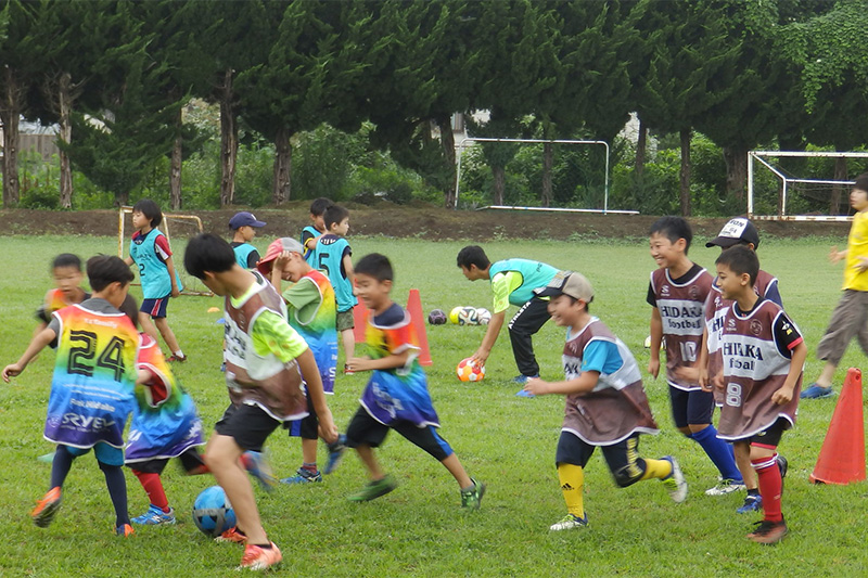 サッカーをする男の子