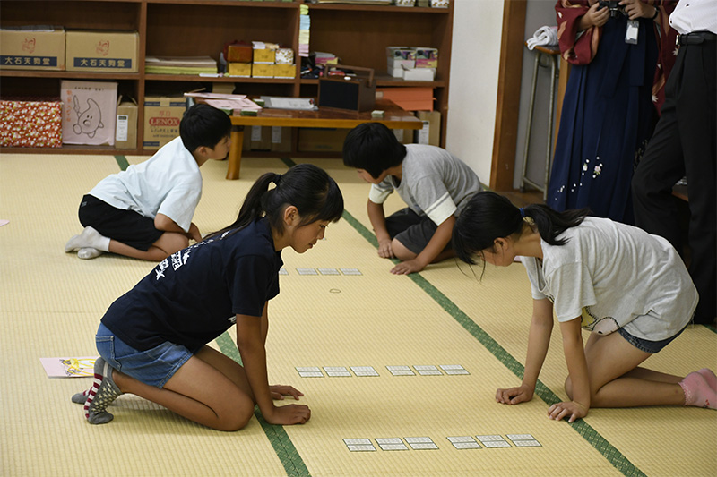 百人一首を行う女の子2人
