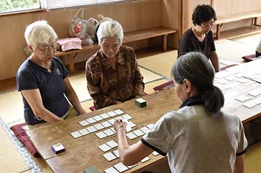 百人一首をしている様子