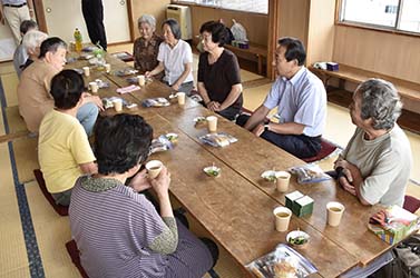 市長とかるた会の皆さんが懇談している様子