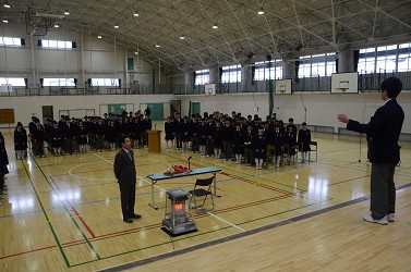 校歌を聞いている写真