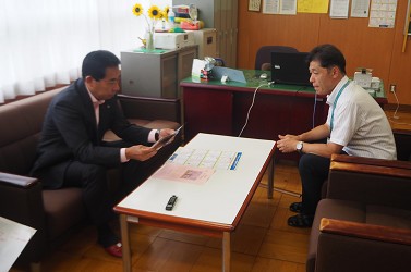 校長先生と意見交換をしている写真