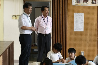 校長先生と授業見学をしている写真