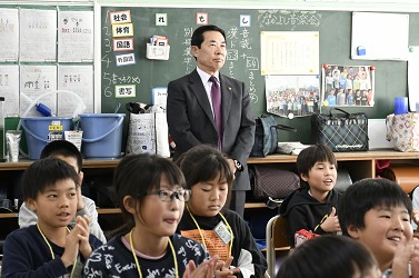 英語の授業を見学している写真
