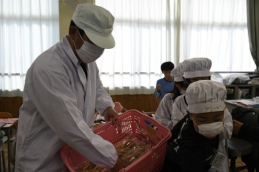 パンを配膳している写真