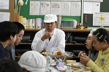 給食を食べている写真