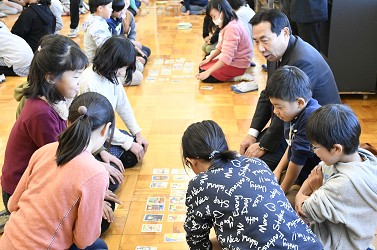 かるた取りをしている写真
