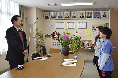 生徒が校長室に市長を迎えに来た様子