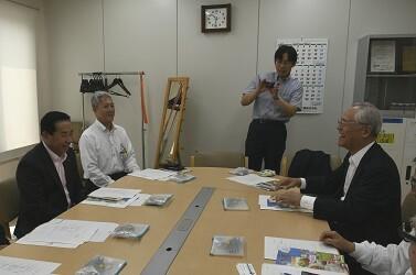 会議室で情報交換をしている写真