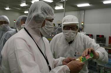 袋詰めされた商品を確認している写真