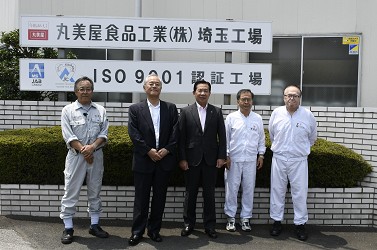 工場前で記念写真