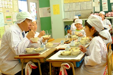 子どもと給食を食べている写真