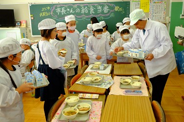 給食の配膳をしている写真