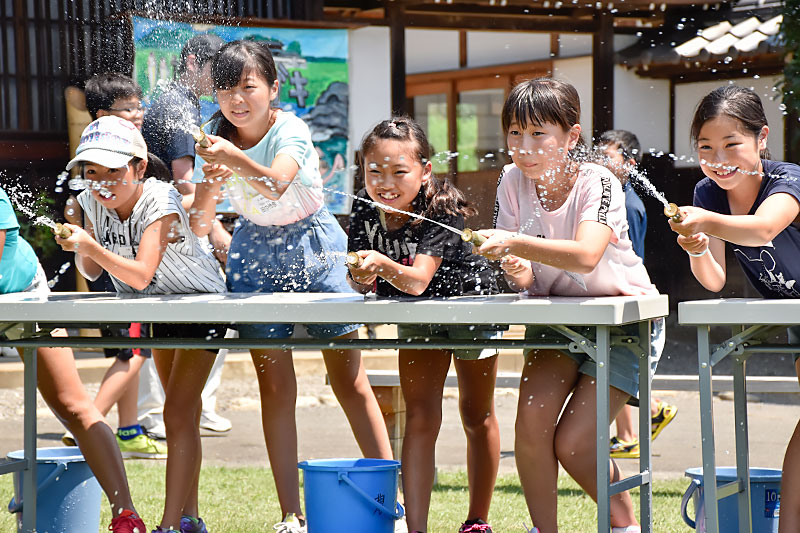 水鉄砲で的を狙う