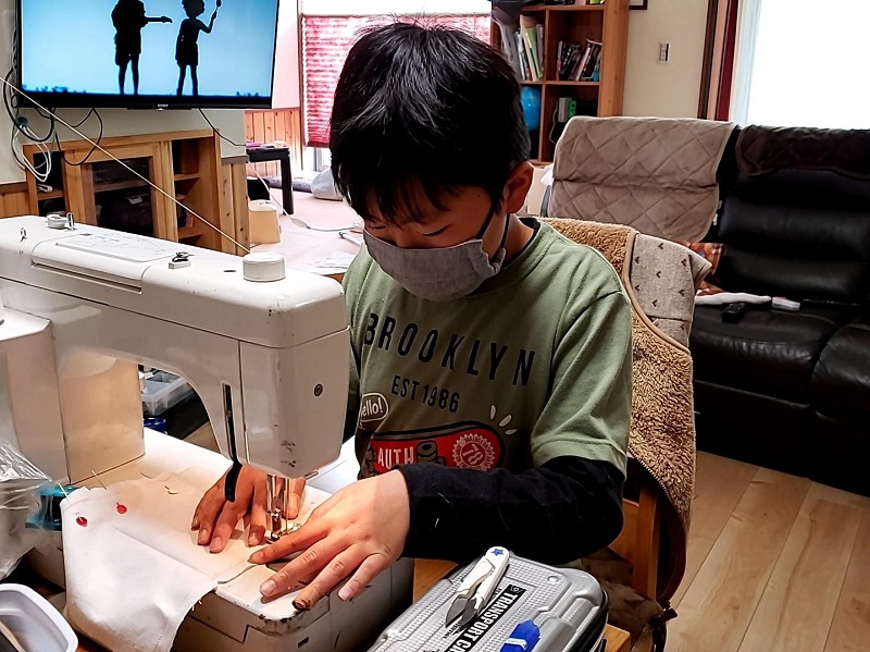自宅でマスクを作っているところ