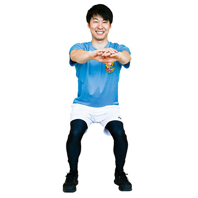 肩幅に足を広げて立った状態からお尻を後ろにおろしている写真