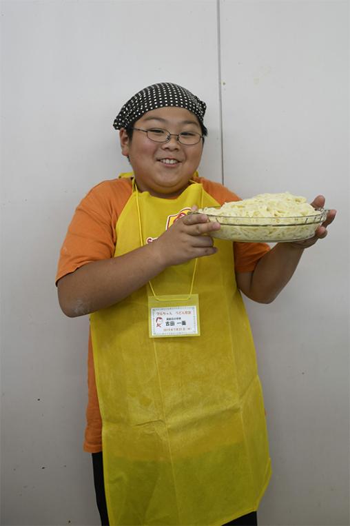 うどんを持った𠮷田さん