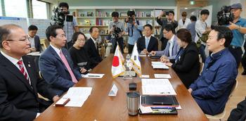 京畿道知事表敬訪問の様子の写真