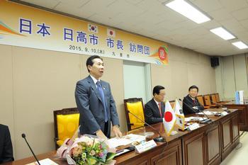 烏山市長室にて烏山市長、副市長、自治行政局長との面談の様子の写真