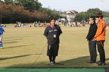 1試合目終了後インタビューに答える日高市加成監督の写真