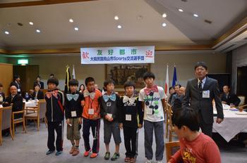 (写真)日高市選手団による手品披露