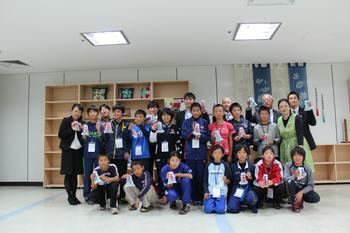 自分が作製した福袋を持って記念撮影の写真