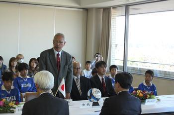 美松長徳団長より帰国報告の写真