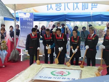 「烏山飲食文化祝祭」と書かれた記念の韓国餅をついている様子の写真