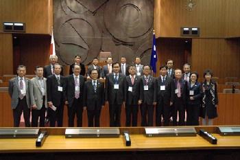 日高市議会議長表敬訪問の集合写真