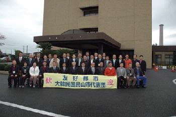 日高市役所庁舎前での集合写真