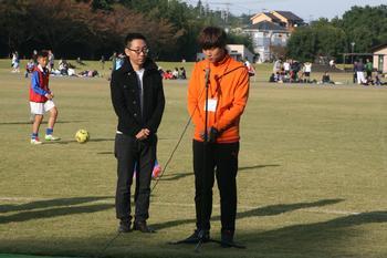 1試合終了後インタビューに答える烏山市キムミョンハクコーチの写真