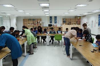 伝統文芸創作体験館にて福袋を作製している選手団の写真