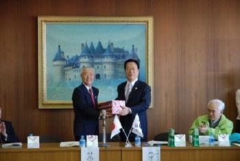 日高市長と九里市長の写真