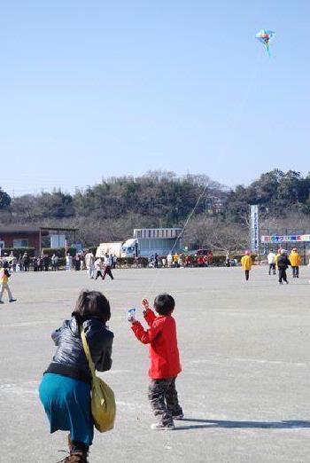 凧を揚げる子どもの写真