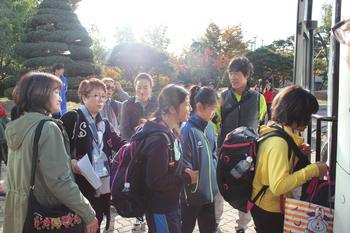 バスに乗り込む日高市選手の写真