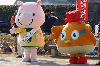 日高市マスコットのくりっぴー(右)と彩の国コミュニティ協議会マスコットのサイコミ君(左)