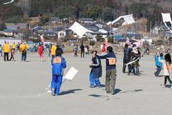 凧揚げ大会の中学生以下の部の様子の写真1