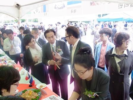 烏山市の友好都市の食べ物を紹介するブースの写真