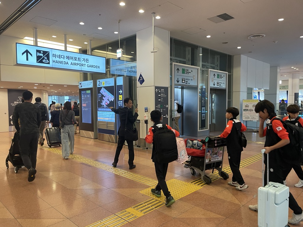 烏山市選手団空港到着2